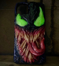 Cargar imagen en el visor de la galería, Symbiote inspired Venom Phone Case