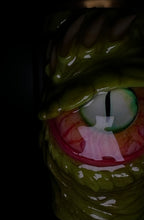 Cargar imagen en el visor de la galería, Reptilian / Dragon Eye Lighter Sleeve