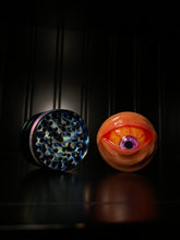 Cargar imagen en el visor de la galería, Surprised Eye Horror Herb Grinder
