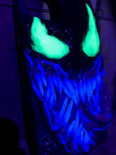 Cargar imagen en el visor de la galería, Symbiote inspired Venom Phone Case