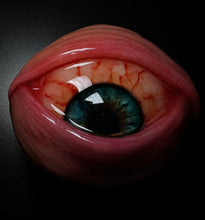 Cargar imagen en el visor de la galería, Eyeball with eyelid Phone Grip