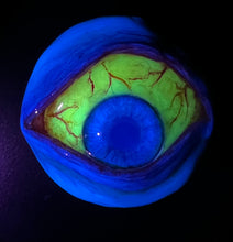 Cargar imagen en el visor de la galería, Eyeball with eyelid Phone Grip