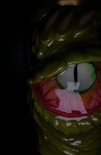 Cargar imagen en el visor de la galería, Reptilian / Dragon Eye Lighter Sleeve
